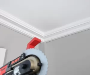 Jak dociąć listwy styropianowe do sufitu