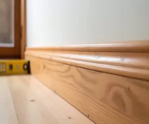 Jak zamontować listwy przypodłogowe drewniane
