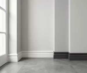 Jakie listwy przypodłogowe do szarych płytek
